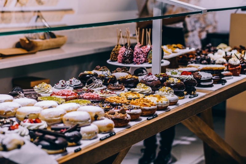 boulangerie-SANARY SUR MER-min_shop_dessert_pastry_bakery_counter-184398